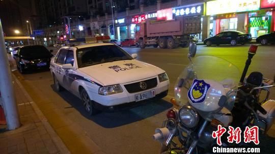 开来吃宵夜的警车同样违规停放，无人贴单。