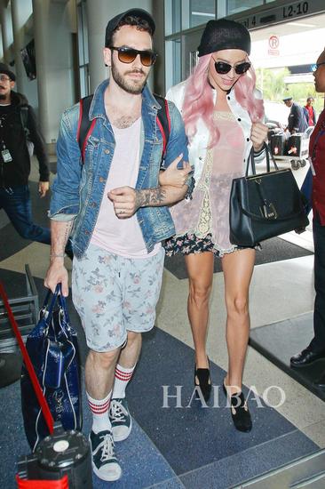 Kesha (Ke$ha) 一头粉色头发挎男友Brad Ashenfelter现身洛杉矶机场2