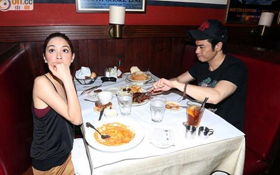 郑嘉颖小女友见镜头紧张吞拳