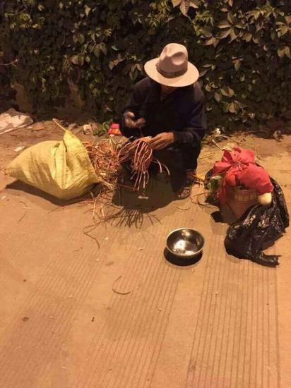 商丘老人编花篮子卖给行人