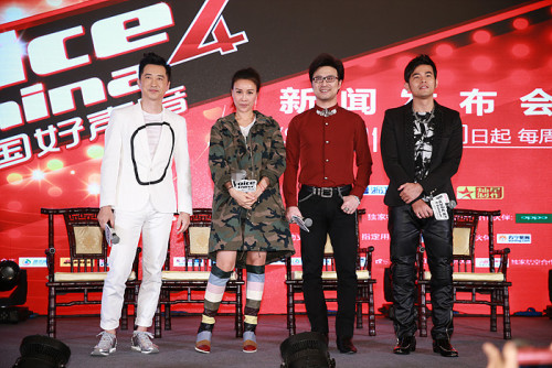新浪娱乐讯 《中国好声音》6月2日在上海举办了新闻发布会,宣布第四季正式启动。四大导师周杰伦、那英、汪峰、庾澄庆首次同台登场。
