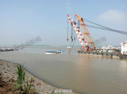 东方之星客轮已完全扶正(图)