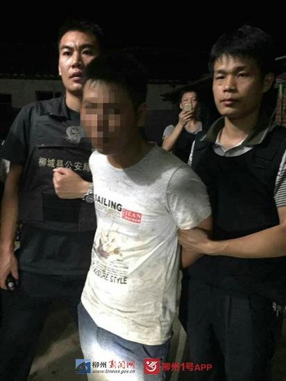 图为民警抓获犯罪嫌疑人韦某。
