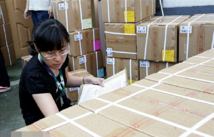 曝高考试卷绝密押送图