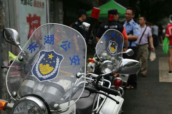 高考首日南昌东湖分局多警联动全力护航