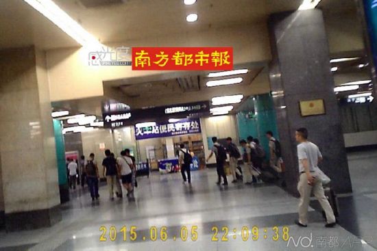 前日晚上10时，替考生一行十多人到达南昌火车站。