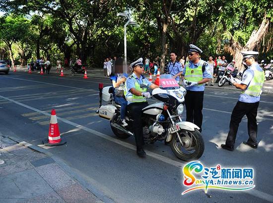 6月7日,三亚交警用“考生应急车”帮考生取回准考证。(三亚新闻网记者沙晓峰摄)