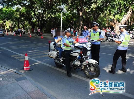 6月7日，三亚交警用“考生应急车”帮考生取回准考证。(三亚新闻网记者沙晓峰摄)