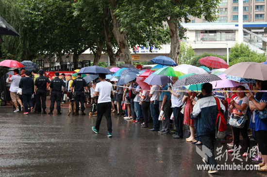 武汉市两万多名警察为本次高考护航 防止意外