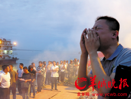 6月6日，一名遇难者亲属来到监利县江边悼念逝去的亲人，面对长江呼喊。 新华社发