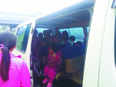 贵阳现最牛校车 五座面包车里塞进26人
