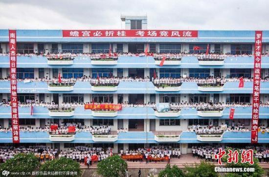 6月5日,广东顺德,顺德罗定邦中学“回”型教学楼走廊以及中庭人山人海,1700多名高一高二的学弟学妹,为该校即将参加高考的830多名高三学子呐喊、加油。一遍遍“霸气”的喊楼助威口号在教学楼上方回荡,在祝福高考生的同时,也在激励着学弟学妹们自己。图片来源:CFP视觉中国