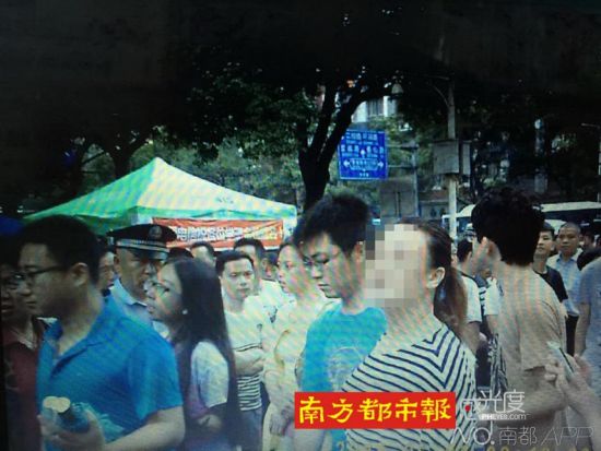 今日上午8时18分,替考者混在人群中走进南昌十中考场(为不影响到无辜学生家长,故对前面女士脸部作了模糊处理)。