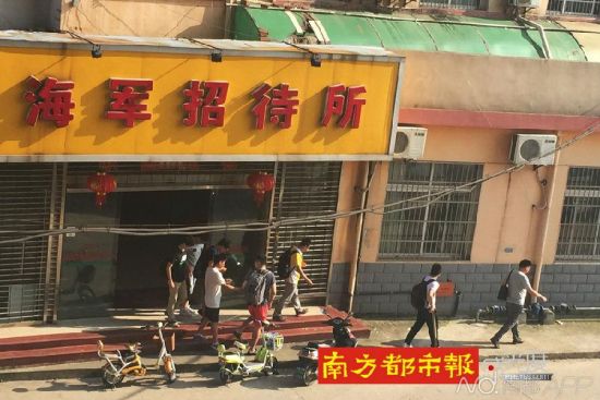 替考者入住南昌市青云谱区的海军招待所,昨日下午,一名中年男子领着几名替考生前往另一考点附近的宾馆。