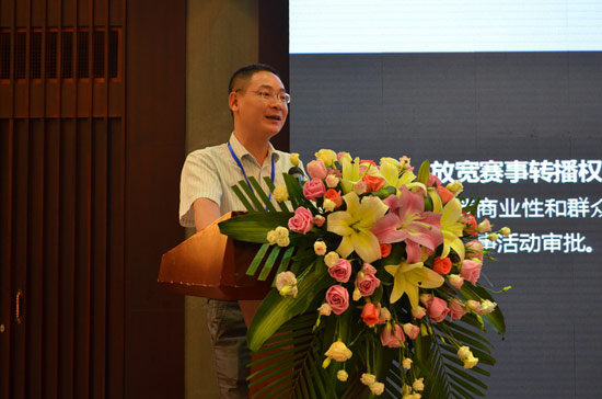 城围联体育投资发展有限公司覃勇刚副总经理对城市围棋联赛进行介绍