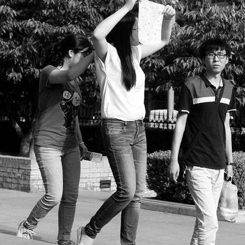 美女手帕遮阳朋友躲身后 昨日,古城最高温达33.7℃,在西安市环城公园里,一美女为了遮挡阳光的照射,撑起自己的手帕,其朋友更是藏在美女身后躲避阳光照射。 本报记者马昭摄