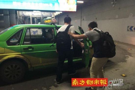 前日晚上10时33分，南昌火车站，替考同行人员乘的士离开。