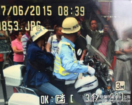 上海考生忘带高考证件 护考民警接送惊险入场