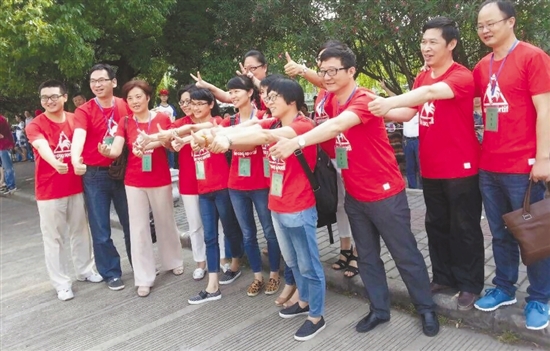 宁波二中老师统一穿大红T恤 借此祝福考生开门红