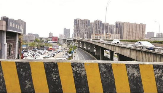 图为:珞狮路高架上的预留匝道接口