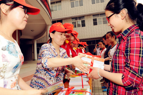 焦作供電公司青年志愿者為孩子們捐贈書籍
