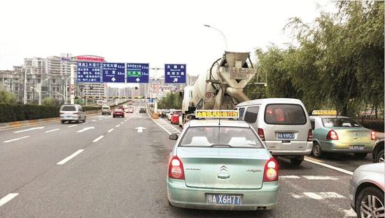 图为:珞狮路转雄楚大街处,晚高峰是一大堵点
