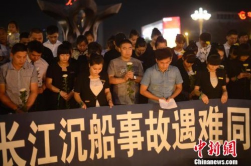 山西太原市民自发聚集,祭奠长江沉船事故遇难者。韦亮摄