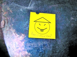两名囚犯留下的贴纸，上面画着一张笑脸，还写着“祝你有美好的一天”。