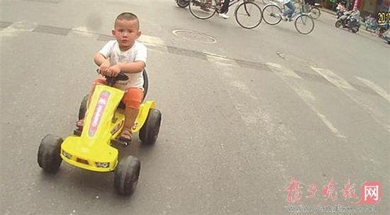 南京一4岁男童驾玩具车过街吓坏路人(图)_新浪