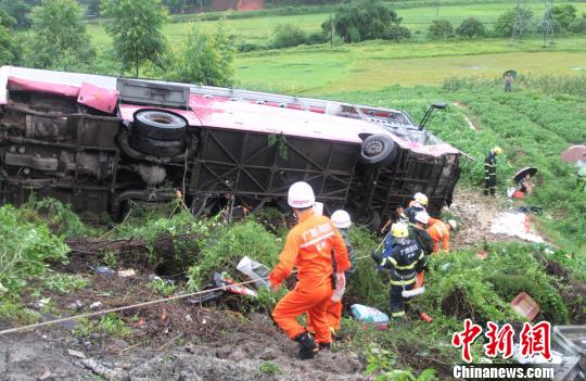 图为翻落农田的大巴车。 罗观保 摄
