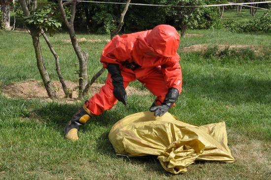 兩名隊員與馬蜂“斗智斗勇”