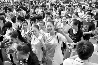 河北102名考生申请特殊照顾 1人趴床上答题