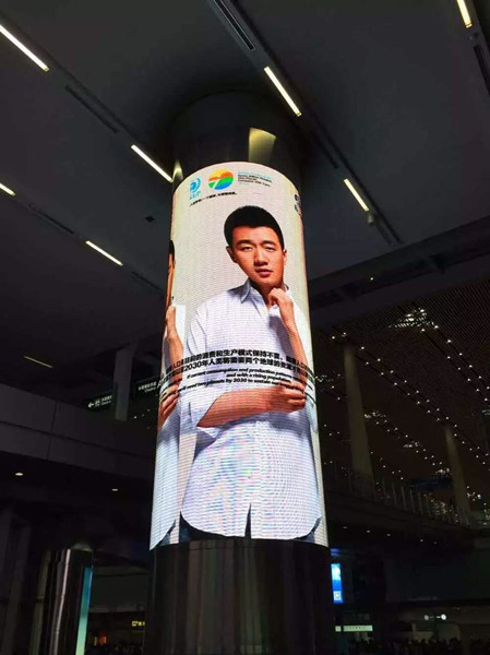 佟大为版巨型海报在首都机场T3航站楼展出