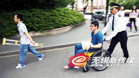 太湖高中考点,一名腿部受伤的考生坚持参加考试。(悟常 摄)