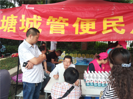 考点门口的北塘城管便民服务点