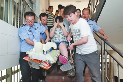 民警協力護送小李進出考場