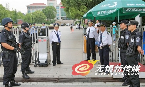 全副武装的特警在考场外值勤。(王杰 摄)