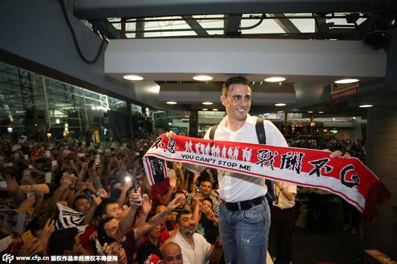 卡纳瓦罗离开中国 恒大球迷机场送行