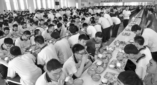 6日,在济南历城二中餐厅内,已经"入驻"的考生正在排队就餐.