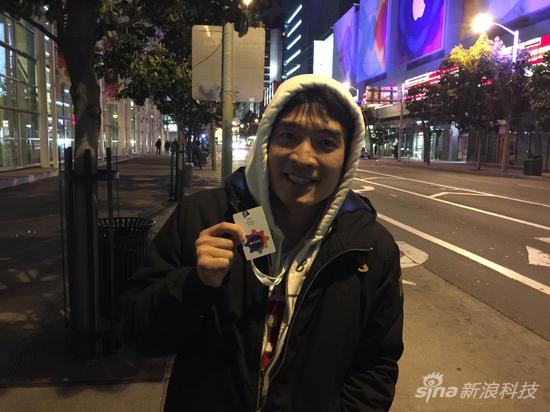 在会场外排队的中国开发者