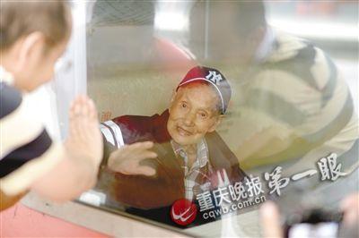 即将要回到阔别80年的故乡,曹廷明显得十分激动,坐在火车里与送行人挥手告别。