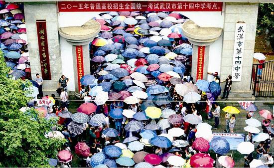 我省36.8万考生风雨中赴考场 高考作文再做水