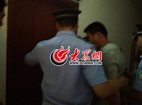 犯罪嫌疑人趙某國被帶進菏澤火車站客運值班室