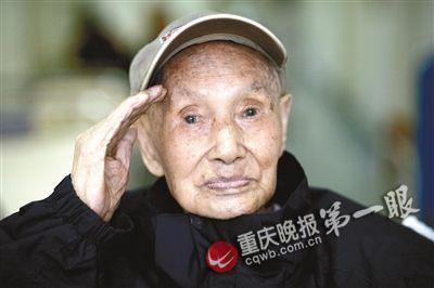 102岁抗战老兵曹廷明,至今还能行标准军队举手礼。