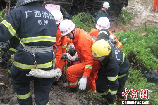 图为消防官兵救援车内乘客。 罗观保 摄