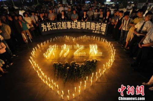 山西太原市民自发聚集,祭奠长江沉船事故遇难者。韦亮摄