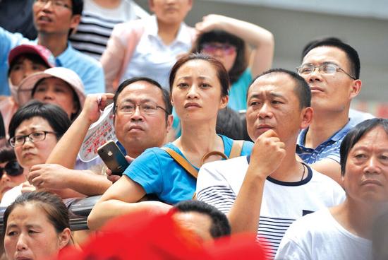 烈日下，考點(diǎn)外翹首企盼的家長(zhǎng)