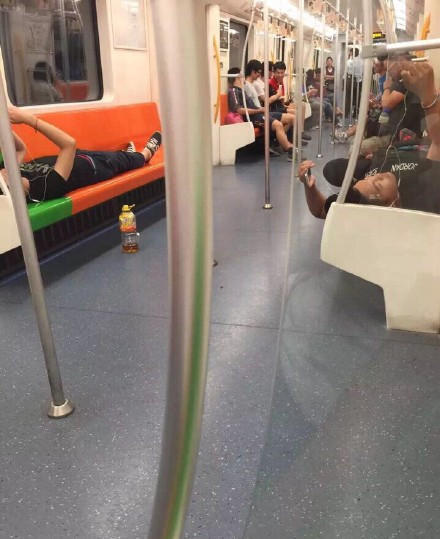 上海地铁7号线车厢现电瓶车 网友怀疑是内部人