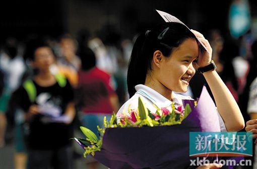 ■昨日,2015年高考结束。广州天河中学考点,结束后考生轻松自如。新快报记者 孙毅/摄