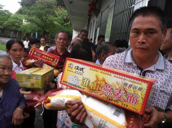 为106位贫困户发放米面油